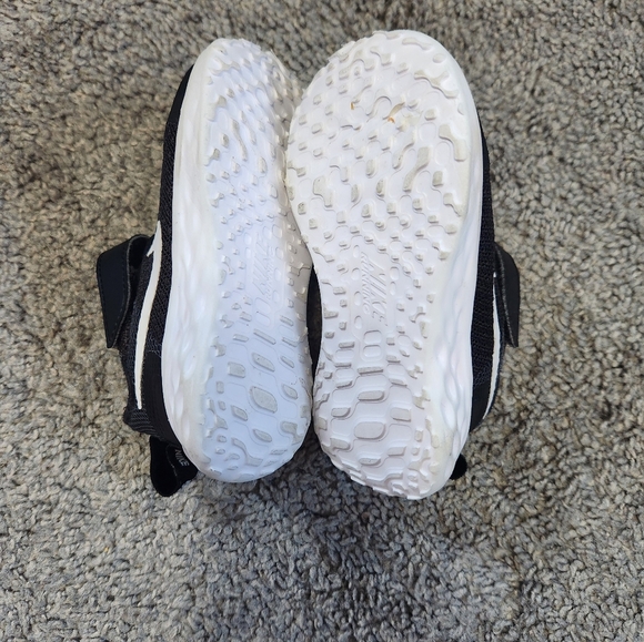 Nike Revolution toddler size 5c sneaker. Worn a few times but son outgrew - Picture 5 of 6